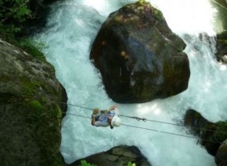 Recorrido Akrobranche sobre las cascadas
